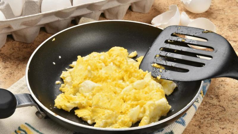 how-to-scramble-eggs-without-using-oil-the-healthy-way