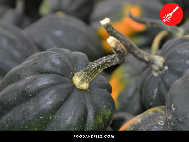 Healthy acorn squash has a firm stem. If it has become overripe, the stem will be soft.