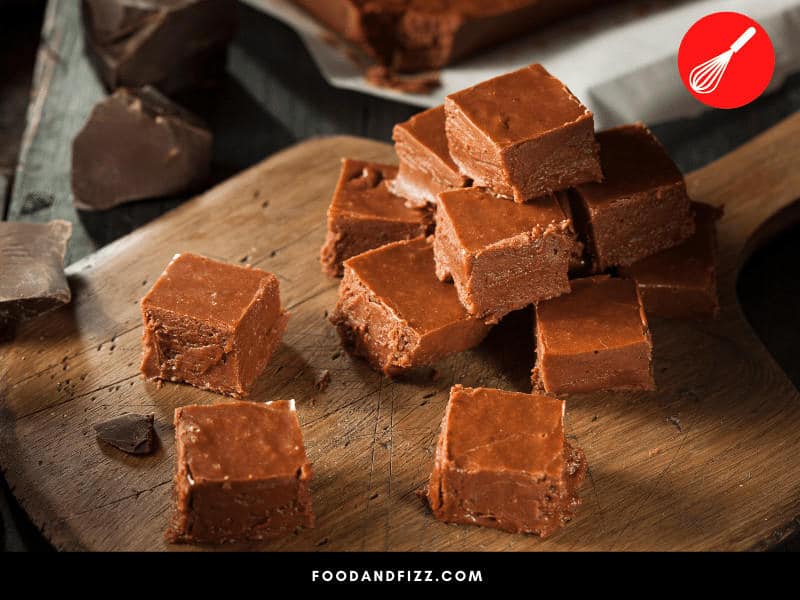Properly cooked fudge isn't crumbly on the plate and won't crumble when cut.