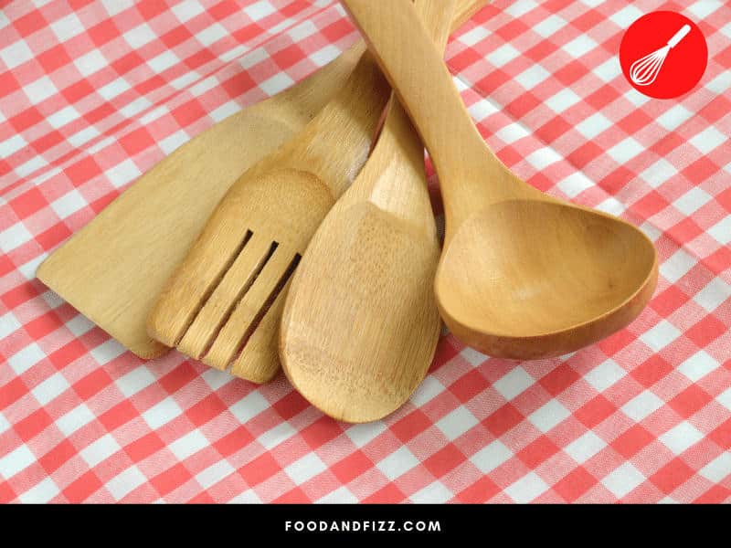 Use only wooden or silicon utensils with your cast iron pan. Metal utensils may scratch and damage your pan.
