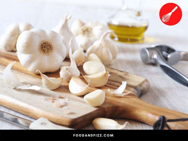 When in doubt, choose caution. It is best to use garlic that has the right smell and texture.