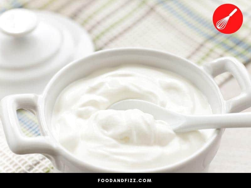Sour cream can be cultured with lactic acid-producing bacteria or acidified using lemon juice or vinegar.