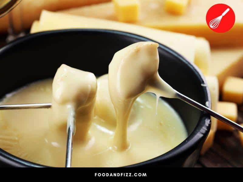 If you do not have a fondue pot, you can use a thick-bottomed pan or a regular pan with some tealights so that it keeps the contents warm.