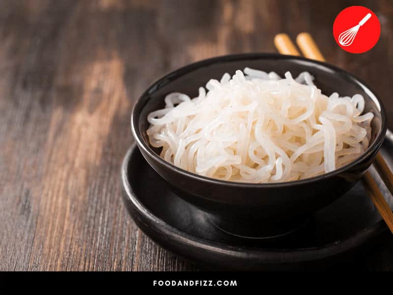 Shirataki noodles are low in calories and are a good noodle choice for people wanting to lose weight.