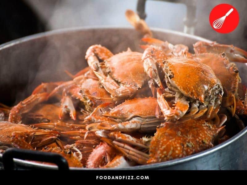 A simple way to enjoy crabs is to steam them or boil them.