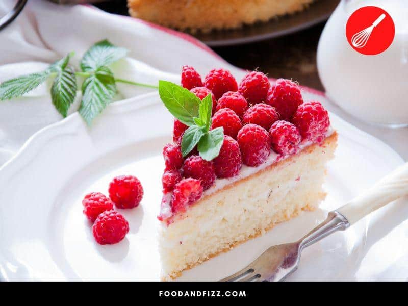 Raspberries can be eaten alone or used in cakes, salads, pancakes, yogurt and other dishes.