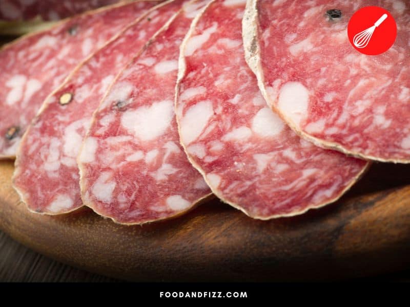 Uncured salami is preserved using natural ingredients while cured salami is cured using chemical curing agents.