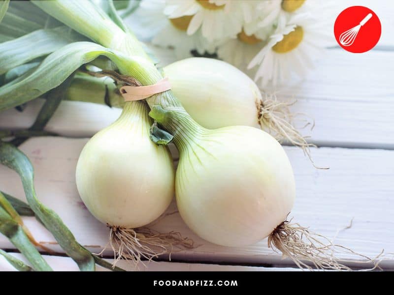 Onions blocks compounds that interfere with serotonin levels, thus helping us feel good.Onions blocks compounds that interfere with serotonin levels, thus helping us feel good.