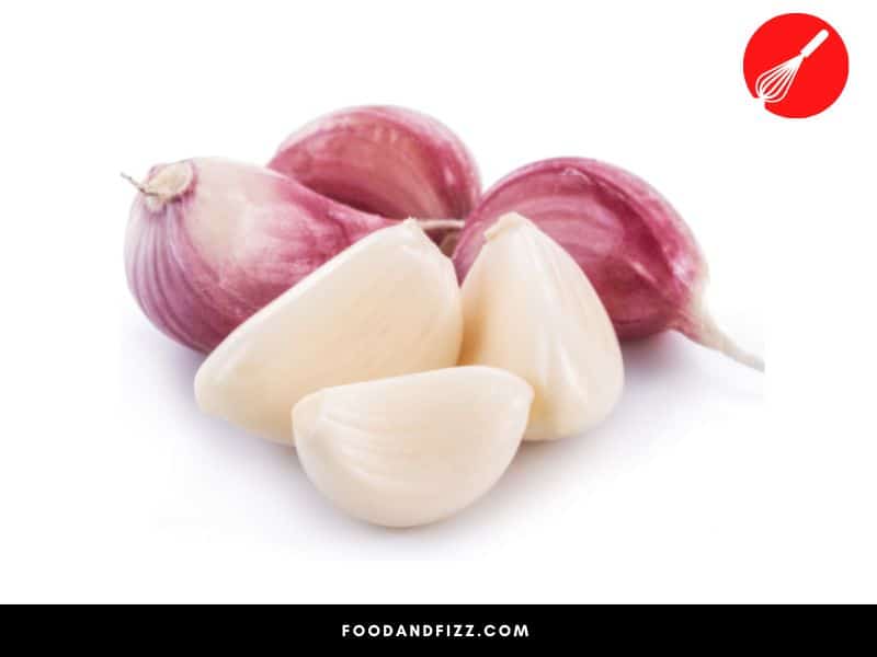 The recommended amount of garlic for pregnant women is 2 cloves a day.